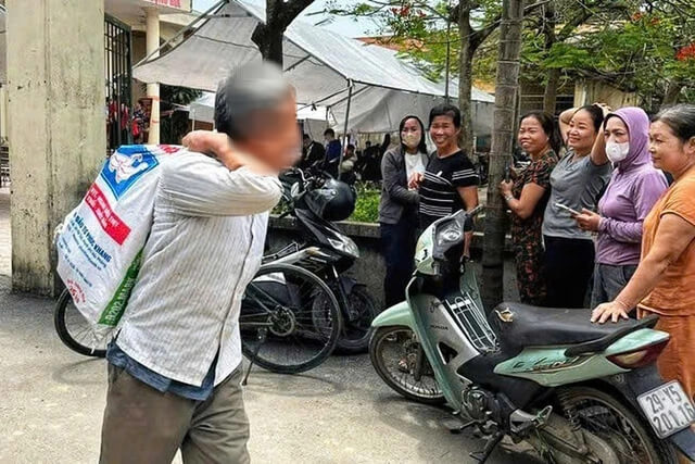  Người dân mang bao tải đựng tiền đền bù đất dự án Olympic