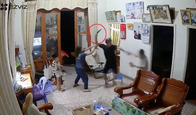  Bắt giữ con rể xông vào nhà chém cha mẹ vợ