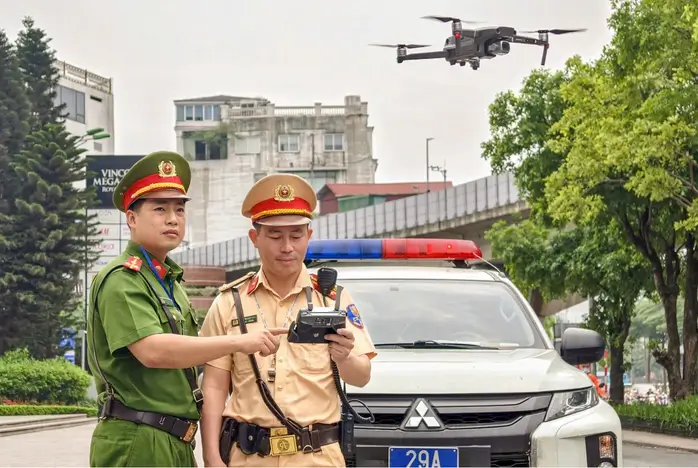  CSGT bay flycam, camera AI bắt lỗi loạt tài xế dừng đỗ xe sai quy định