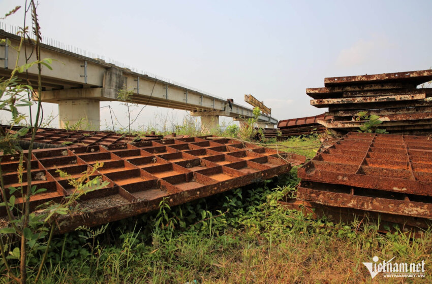  Cận cảnh cầu 220 tỷ đồng vươn tới giữa sông rồi ‘đóng băng’ gần 3 năm