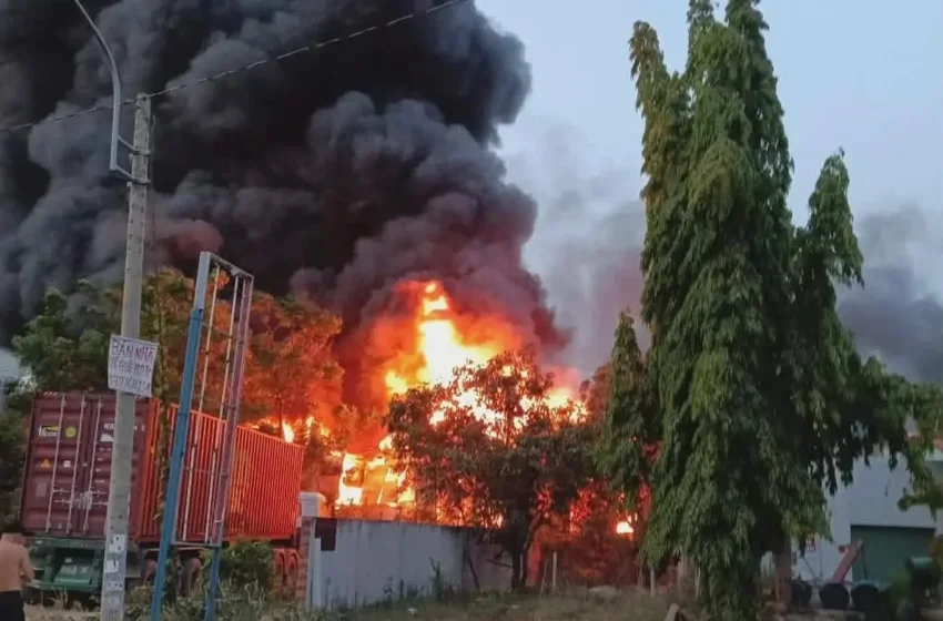  Cháy lớn tại nhà xưởng gần cây xăng ở TPHCM