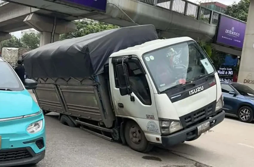  “Hố tử thần nuốt chửng” bánh xe tải trên đường Nguyễn Trãi, Hà Nội