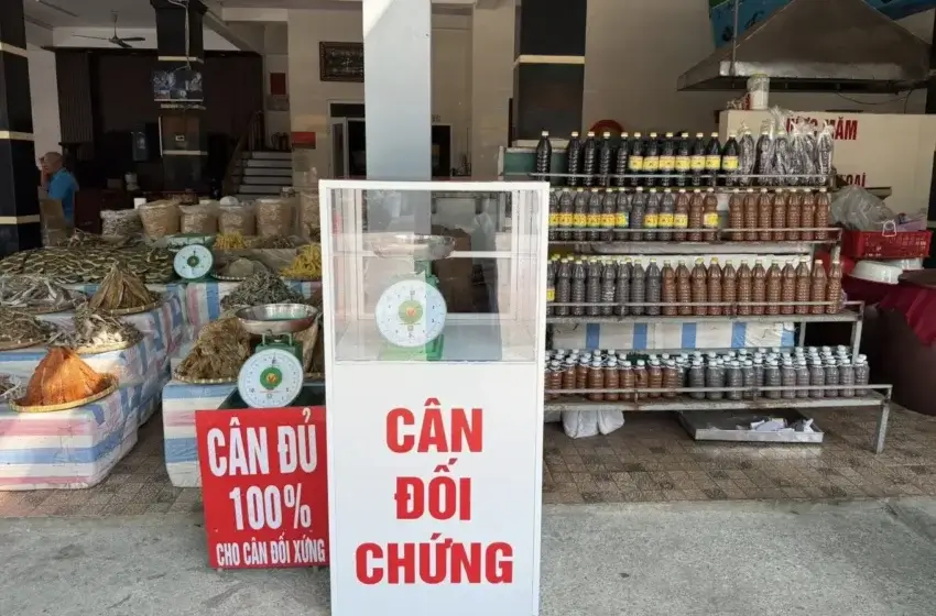  Sầm Sơn lắp cân ở khu bán hải sản để du khách đối chứng