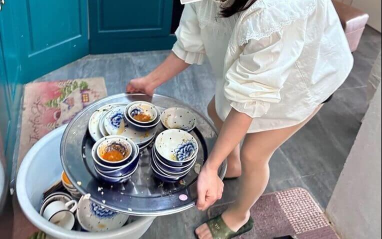  “Dâu mới rửa bát cho quen”: Câu chuyện ra mắt nhà người yêu xôn xao MXH, pha xử lý của cô gái khiến chị em vỗ tay rào rào