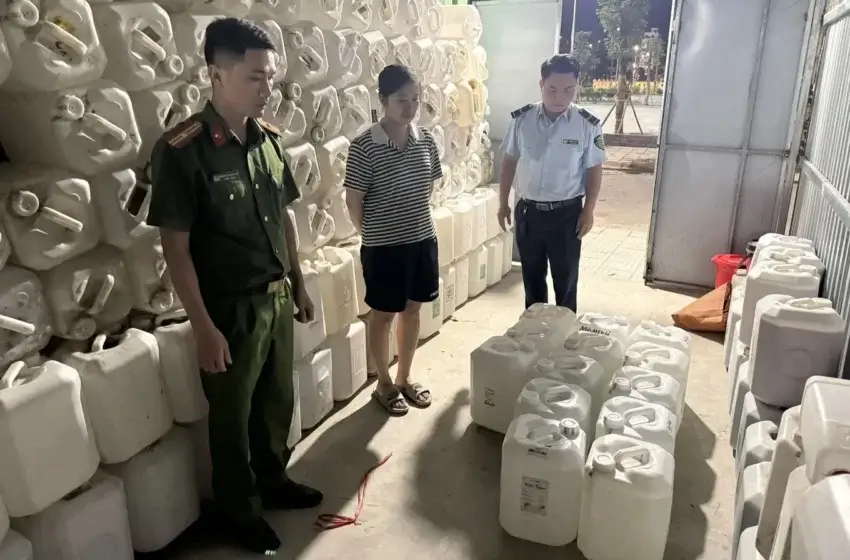  Xử phạt cơ sở kinh doanh 400 lít rượu không rõ nguồn gốc ở Ninh Bình